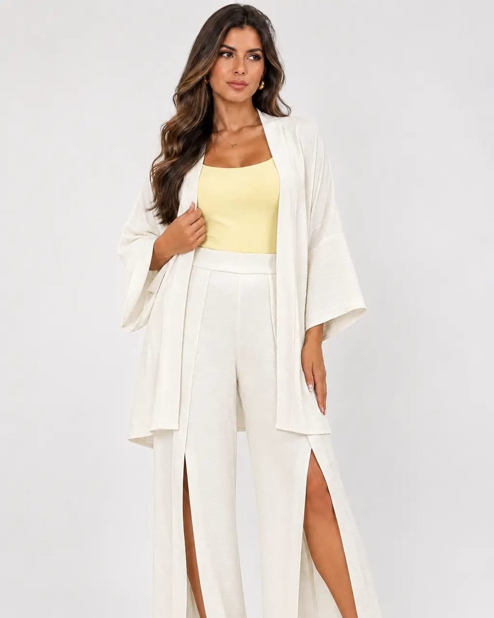 Modelo com conjunto de kimono branco