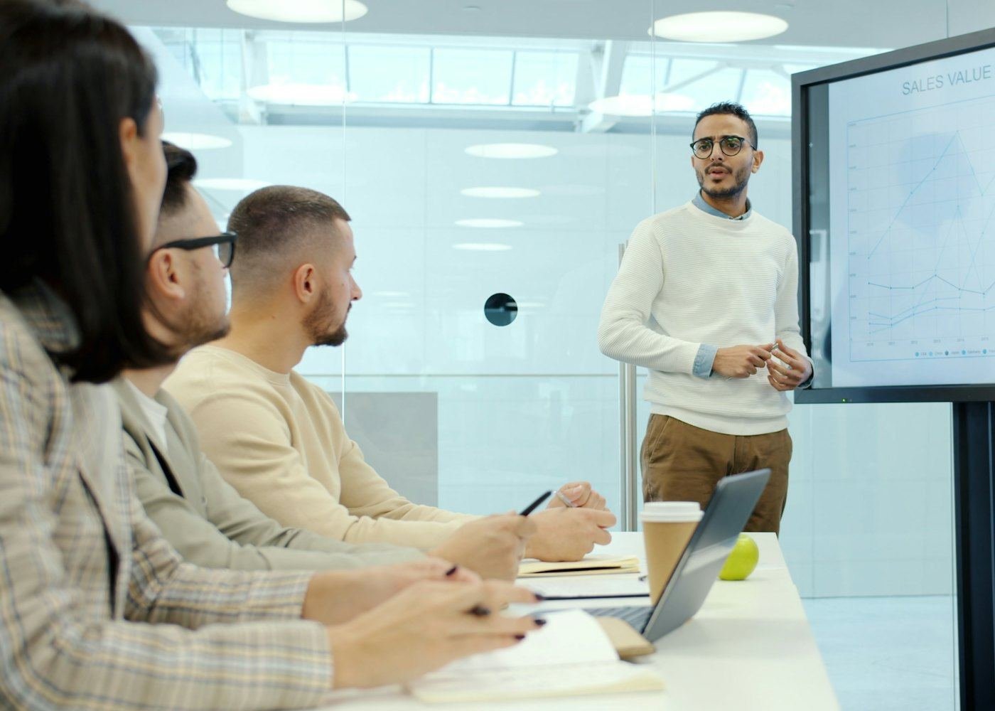Consultor apresentando um plano de ação para a equipe do cliente