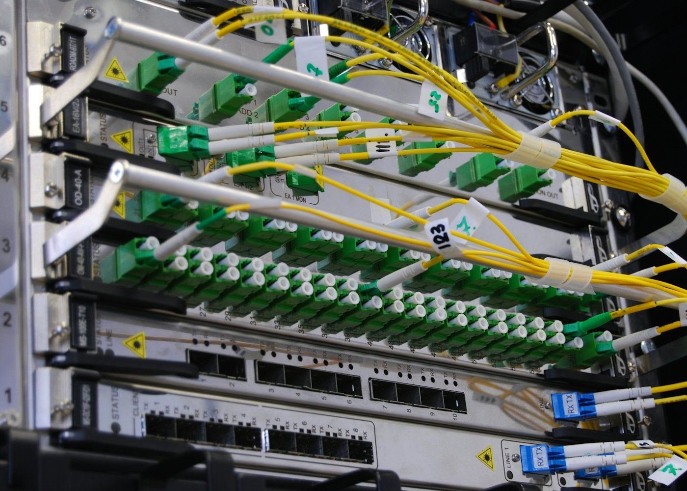 Cabos de fibra óptica conectados a um switch de rede