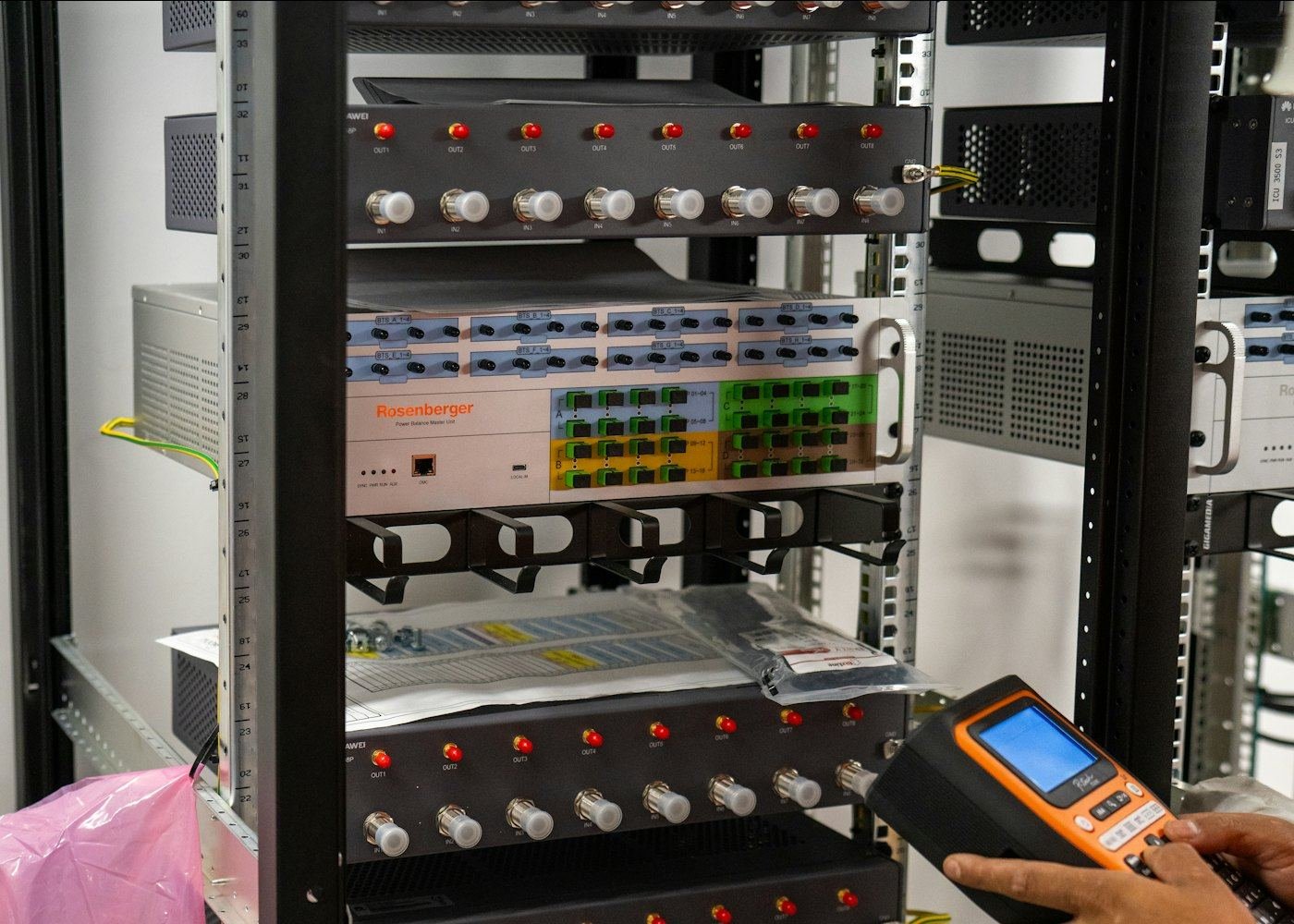 Técnico testando equipamentos de rede em um rack de servidores