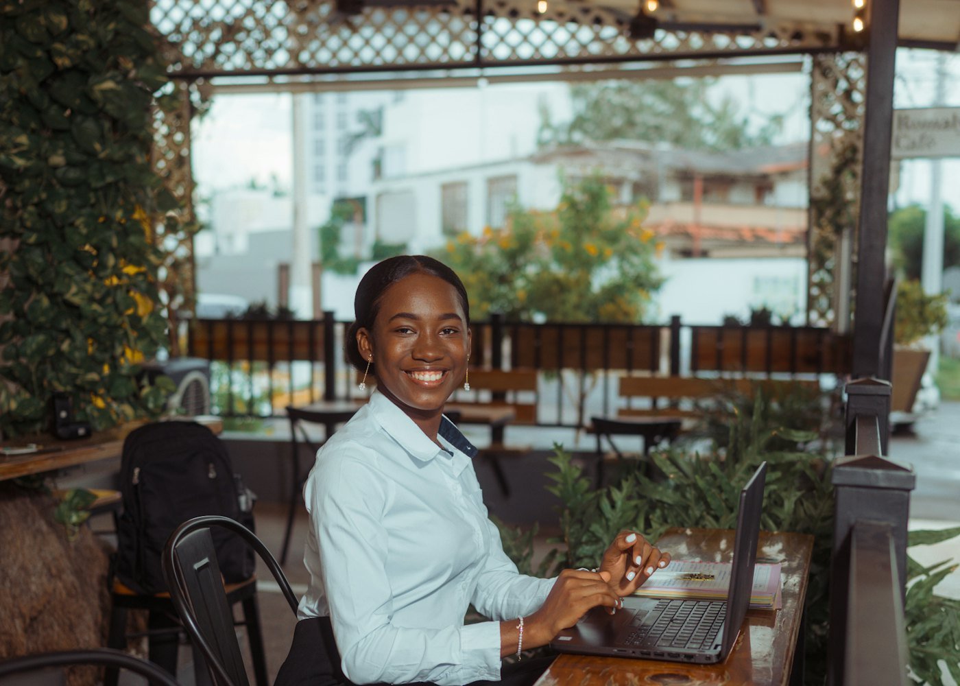Empreendedora sorrindo enquanto usa o notebook