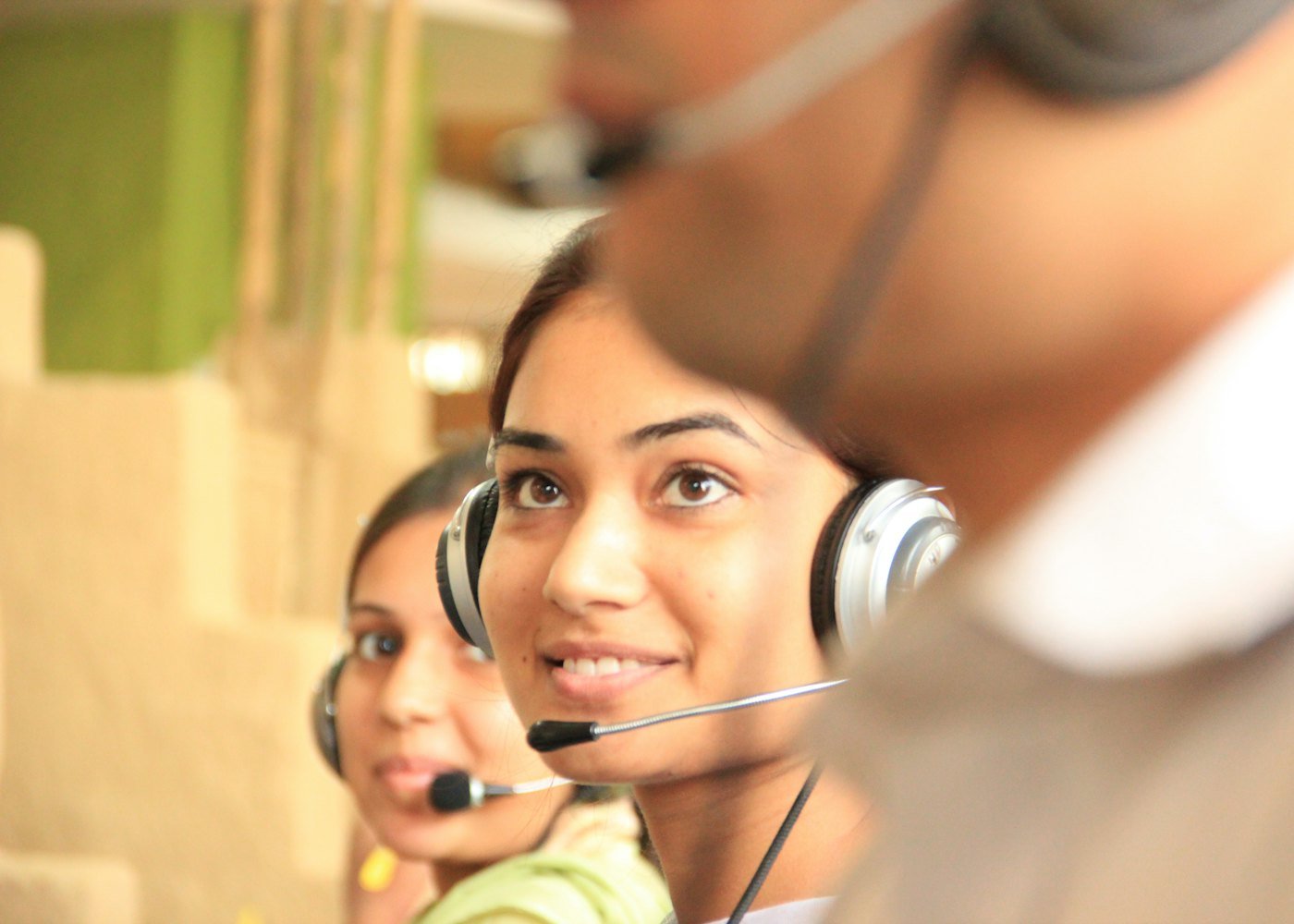 Equipe comercial atendendo clientes com headset