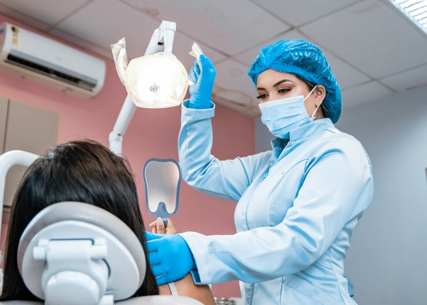 Dentista atendendo uma paciente no consultório
