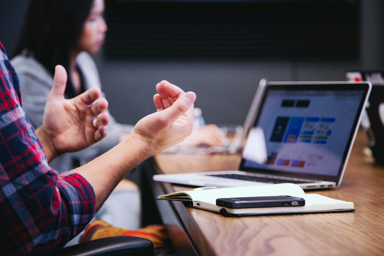 Equipe analisando dados, gráficos e métricas em ambiente colaborativo